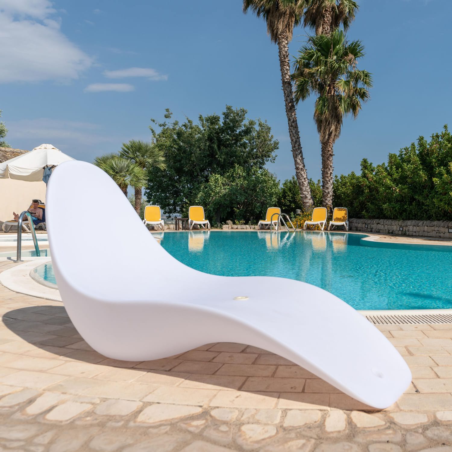 CHAISE-LONGUE-SIRIO-BIANCA-8 - SINED | Duchas de piscina | Chaise longue de jardín | Chimeneas eléctricas | Calefactores infrarrojos