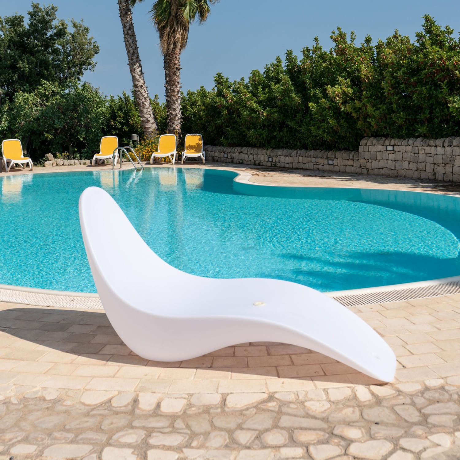 CHAISE-LONGUE-SIRIO-BIANCA-9 - SINED | Duchas de piscina | Chaise longue de jardín | Chimeneas eléctricas | Calefactores infrarrojos