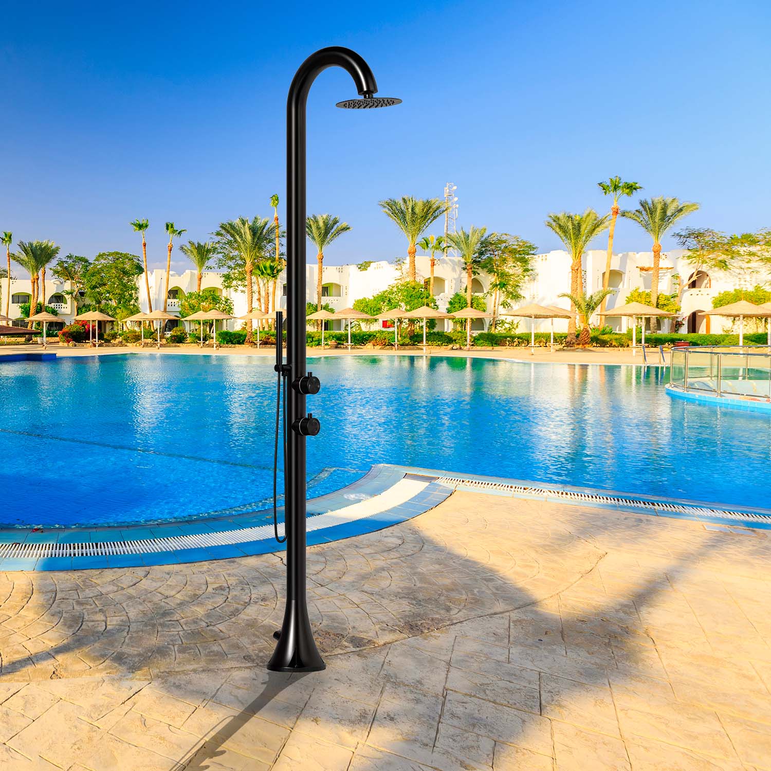 DOCCIA-INOX-LUNA-D-NERA-ambientata - SINED | Duchas de piscina | Chaise longue de jardín | Chimeneas eléctricas | Calefactores infrarrojos