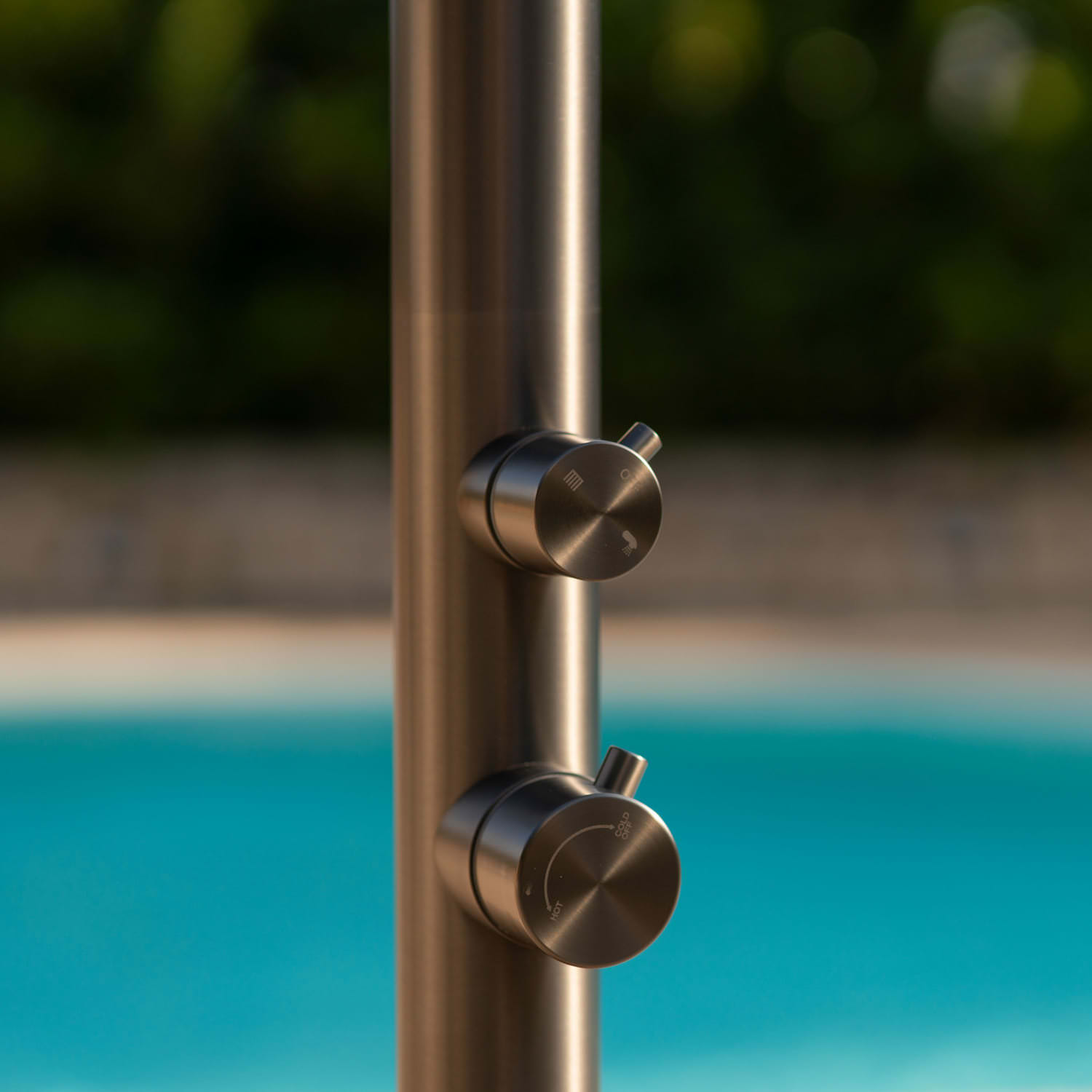 DOCCIA-QUARTU-CANNA-FUCILE-3 - SINED | Duchas de piscina | Chaise longue de jardín | Chimeneas eléctricas | Calefactores infrarrojos