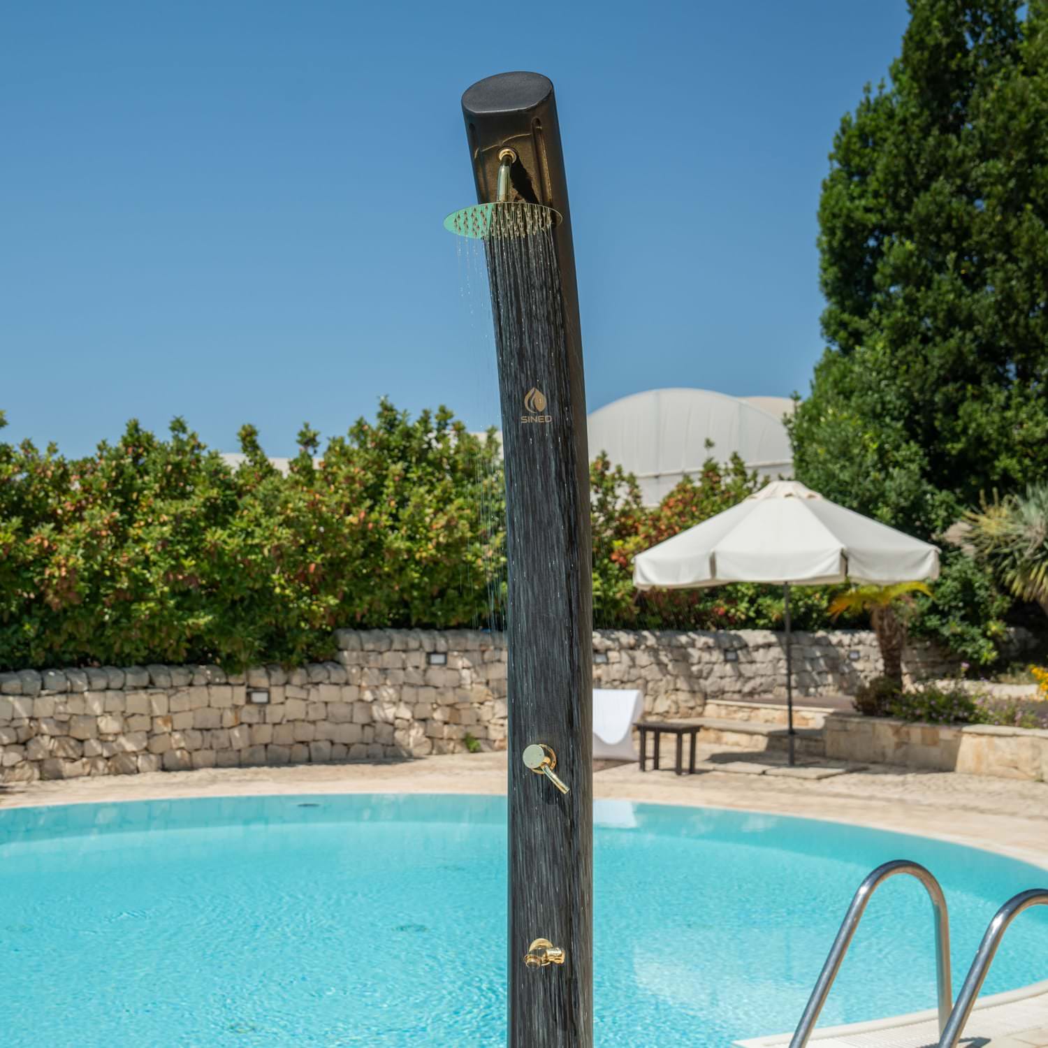 DOCCIA-SOLE-XXL-NERA-ORO-3 - SINED | Duchas de piscina | Chaise longue de jardín | Chimeneas eléctricas | Calefactores infrarrojos