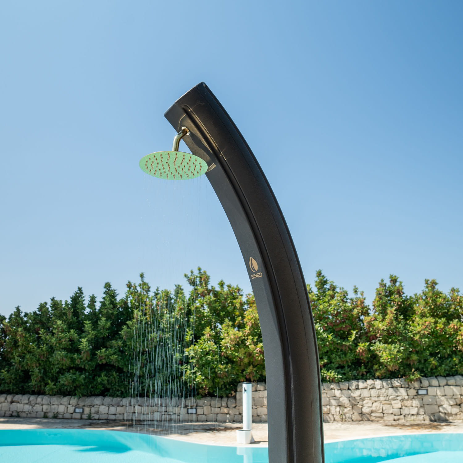 DOCCIA-SOLE-XXL-NERA-ORO-5 - SINED | Duchas de piscina | Chaise longue de jardín | Chimeneas eléctricas | Calefactores infrarrojos
