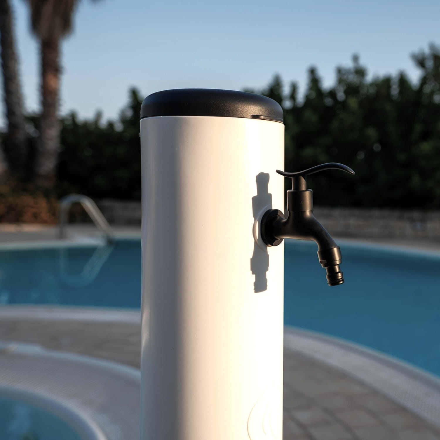 FONTANA-TRITONE-PRO-BIANCA-3 - SINED | Duchas de piscina | Chaise longue de jardín | Chimeneas eléctricas | Calefactores infrarrojos