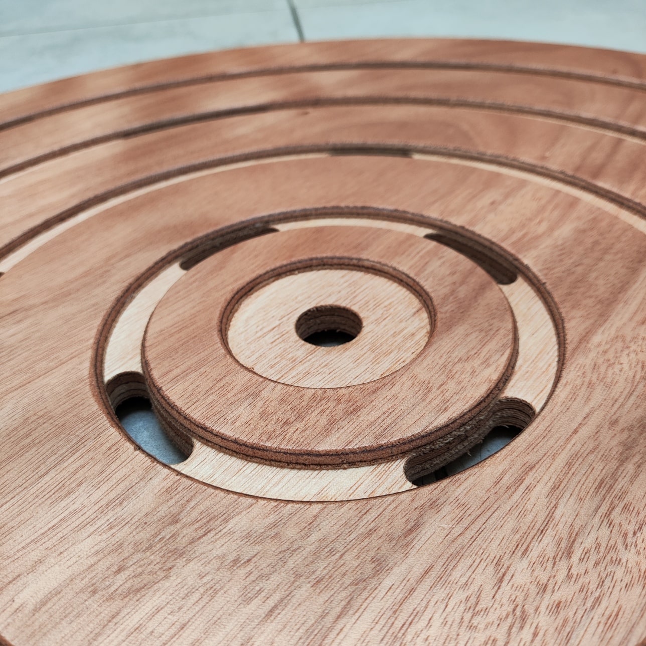 PIATTO-DOCCIA-OKUME-TONDO-2 - SINED | Duchas de piscina | Chaise longue de jardín | Chimeneas eléctricas | Calefactores infrarrojos