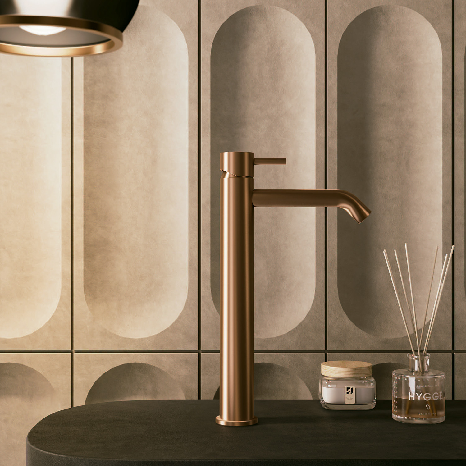 RUBINETTO-LAVABO-LEVANTE-ALTO-ORO-ROSA-ambientata - SINED | Duchas de piscina | Chaise longue de jardín | Chimeneas eléctricas | Calefactores infrarrojos