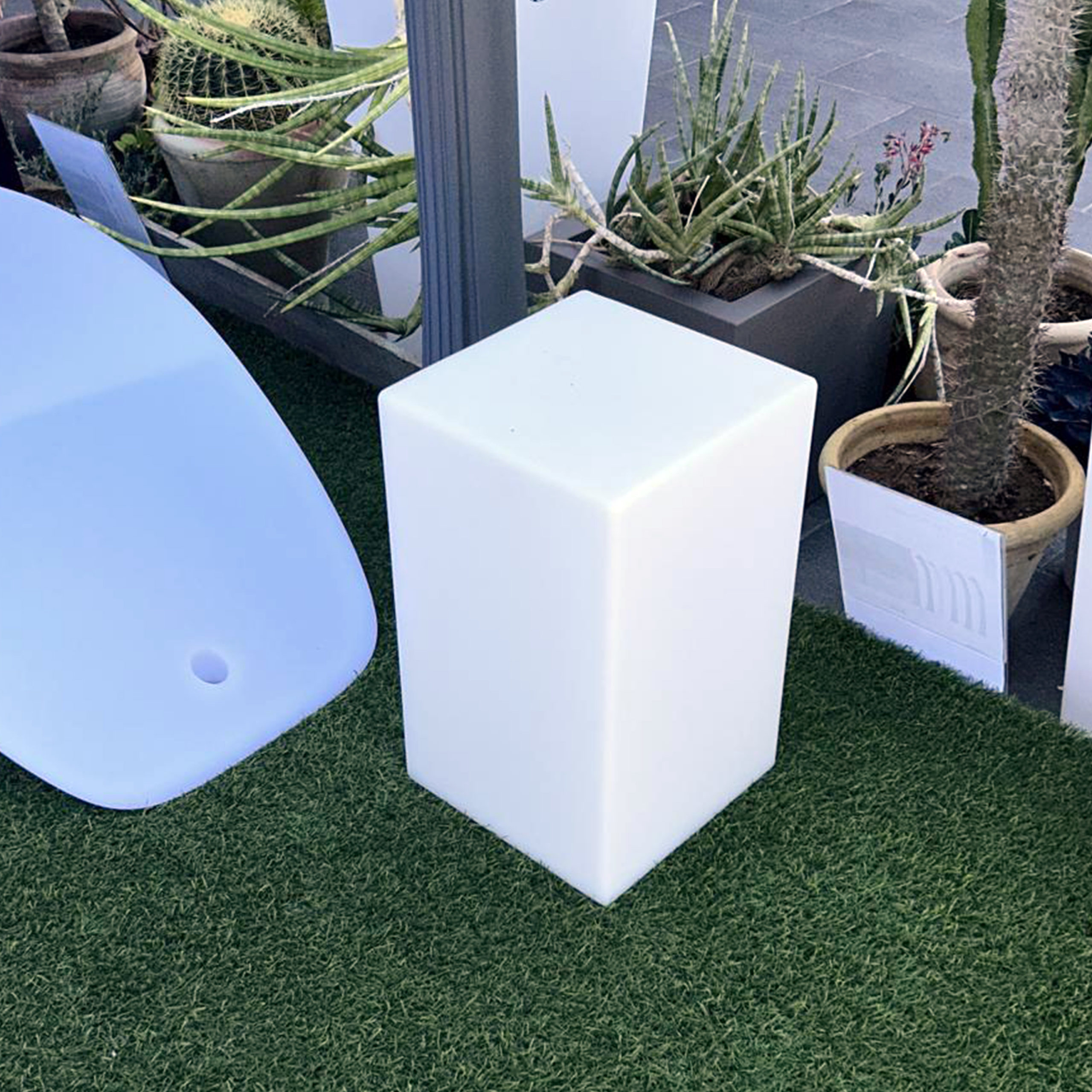 SGABELLO-LUMINOSO-PAR-9 - SINED | Duchas de piscina | Chaise longue de jardín | Chimeneas eléctricas | Calefactores infrarrojos