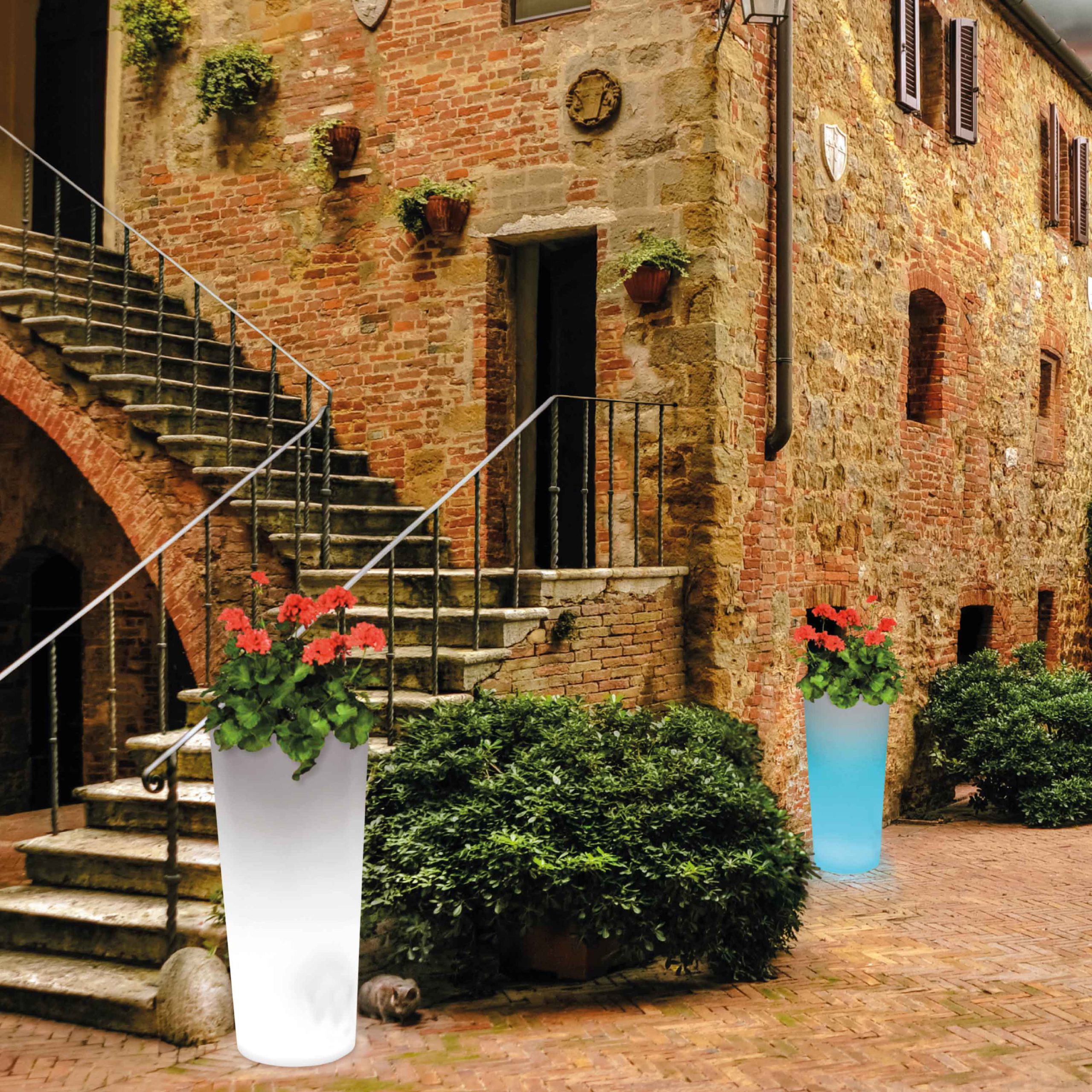 VASO-ROTONDO-SOLAR-102-ambientata - SINED | Duchas de piscina | Chaise longue de jardín | Chimeneas eléctricas | Calefactores infrarrojos